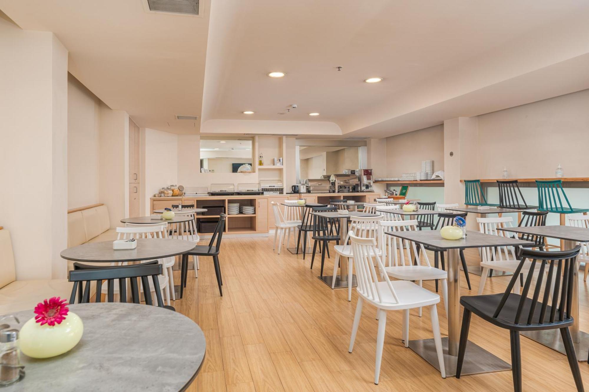 Chic Hotel Атина Екстериор снимка